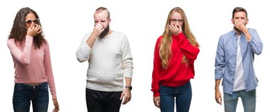 Kolaj grup beyaz üzerinde genç insan izole bir şey pis ve iğrenç kokulu arka plan, dayanılmaz koku, holding nefes burun parmaklar ile. Kötü kokuyor kavramı.