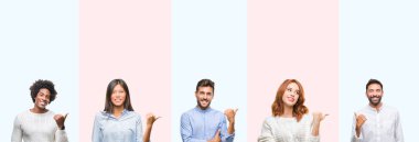 Seyir ve başparmak yanında yukarıyı mutlu yüz ile gülümseyen renkli izole arka plan üzerinde gençlerin grup kolaj.