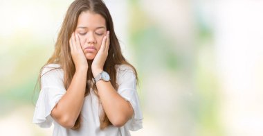 Genç güzel esmer iş kadın kat yüz, depresyon ve üzüntü, bıktınız eller izole arka plan yüzünden üzgün ve sorun için tahriş