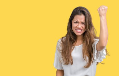 Genç güzel esmer iş kadın izole arka plan öfkeli ve sinirli sinirli ve öfke ile bağırarak süre öfkeli yumruk yükselterek yüzünden. Öfke ve agresif kavramı.