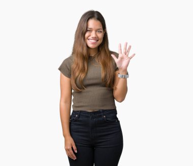 Genç güzel esmer kadın gösterilen ve parmakları ile işaret izole arka plan yüzünden kendinden emin ve mutlu gülümseyerek süre beş numara.