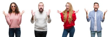 Kolaj Grup deli kutluyor ve silah ile başarı için heyecanlı çığlık kaldırdı ve açık gözleri hayret beyaz izole arka plan üzerinde genç insan. Kazanan kavramı