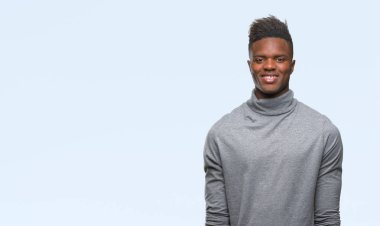 İzole arka plan ile bir mutlu ve güzel genç Afro-Amerikan adam yüzünde gülümseme. Şanslı kişi.