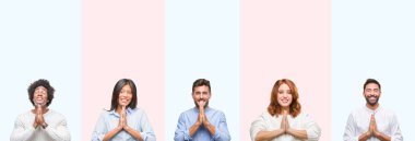 Grup birlikte emin gülümseyen bağışlanmak ellerle dua renkli izole arka plan üzerinde genç insan kolaj.