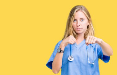 Kavga etmek izole arka plan kum yumruk, saldırgan ve kızgın saldırı, tehdit ve şiddet Tıbbi üniforma giyen güzel genç doktor kadın