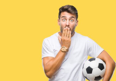Hata, korku, sessizlik içinde gizli kavramı korkmuş ifade için utanç ile izole arka kapak ağız el ile üzerinden futbol futbol topu tutan genç yakışıklı adam şok