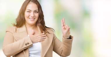 Güzel artı boyutu genç kadın giyiyor kış ceket izole üzerinde arka plan Swearing göğüs ve bir sadakat sözü yemin yapma parmaklar, el ile