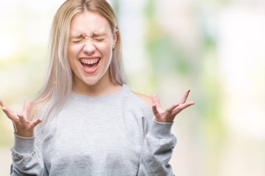 Sarışın genç kadın deli ve silah ile başarı için deli kutluyor izole arka plan üzerinde kaldırdı ve heyecanlı çığlık gözler kapalı. Kazanan kavramı