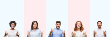 Kolaj grup izole renkli arka plan başarı işareti başparmak gülümseyen ve mutlu el ile pozitif jest yapıyor üzerinde genç insan. Neşeli bir ifadeyle, kazanan jest kameraya bakıyor.