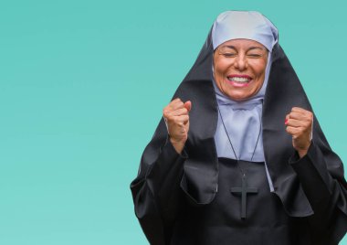 Orta yaş üst düzey Hıristiyan Katolik Rahibe kadın izole arka kolları olan başarı için heyecan üzerinde zafer kutluyor gülümseyen kaldırdı. Kazanan kavramı.