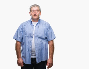 Üst düzey yakışıklı görünümlü yan ve dik dik bakma uzağa düşünce gülümseyen izole arka plan üzerinde.