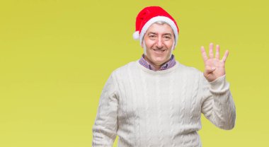 Üst düzey yakışıklı Noel şapka üzerinde gösterilen arka plan izole ve parmakları ile işaret kendinden emin ve mutlu gülümseyerek süre dört numara.