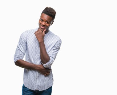 Afrikalı-Amerikalı genç emin çapraz kollar ve çeneme kaldırdı el ile gülümseme ile kameraya bakarak izole arka plan üzerinde. Pozitif düşünce.