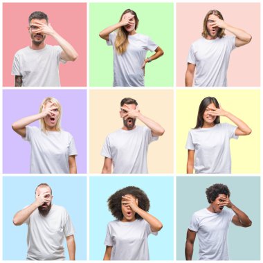 Kolaj grup insanlar, kadın ve erkekler yüz ve gözler el ile kapsayan şok bakmak renkli izole arka plan üzerinde mahcup ifadeyle parmaklarımın arasından arıyorum.