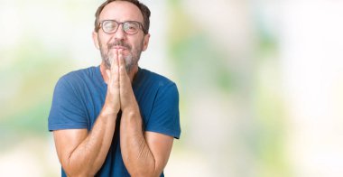 Yakışıklı orta yaş ağarmış komuta sizde ellerle birlikte AF emin gülümseyen için soran dua izole arka plan üzerinde gözlük nedir.