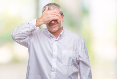 Gülümsüyor ve gözleri için sürpriz kapsayan yüz el ile gülüyor izole arka plan üzerinde yakışıklı komuta sizde. Kör kavramı.