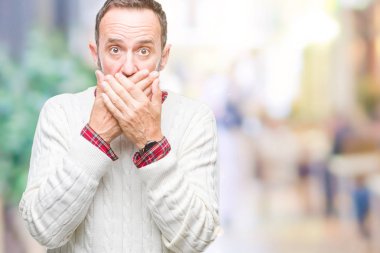 Üzerinde kış kazak giyen orta yaş ağarmış üst düzey adam arka plan ağız hata için elleriyle kapsayan şok izole. Gizli kavramı.