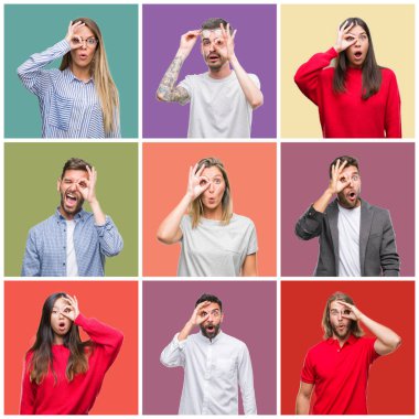 Kolaj grup insanlar, kadın ve erkek üzerinde renkli izole arka plan ok jest sürpriz yüz, göz parmaklarının arasından seyir şok yapıyor. İmansız ifade.