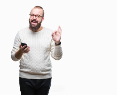 Genç beyaz hipster adam texting parmak, mükemmel sembolü ile ok işareti yapıyor izole arka plan üzerinde Smartphone kullanarak ileti gönderme