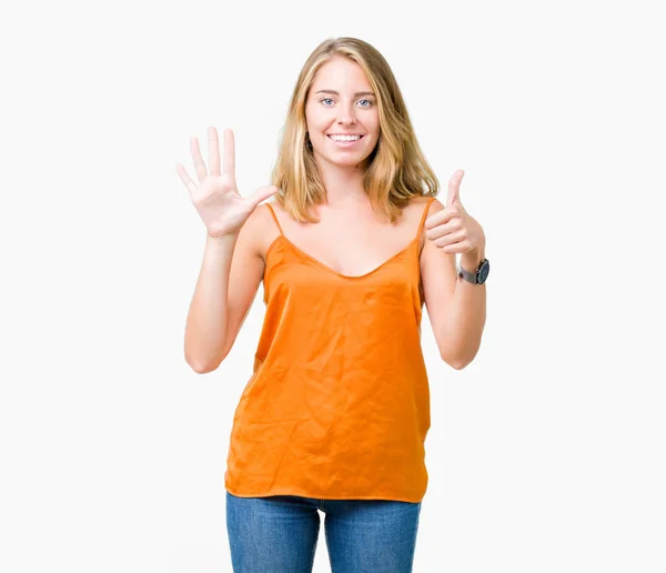 Krásná Mladá Žena Nosí Oranžové Tričko Izolované Pozadí Zobrazení Ukázal — Stock fotografie