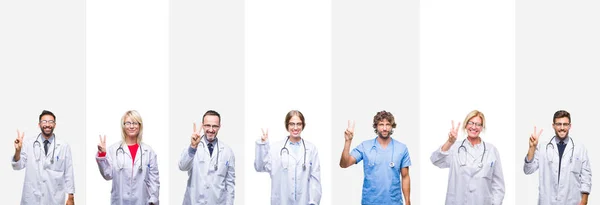コラージュ ストライプ分離背景表示と指で上向きに専門医師の数は自信を持って 幸せな笑みを浮かべている間 — ストック写真