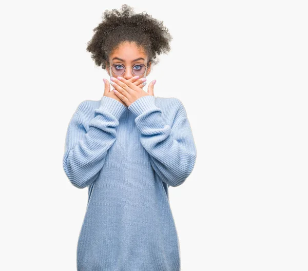 Junge Afroamerikanerin Mit Brille Über Isoliertem Hintergrund Schockiert Mund Mit — Stockfoto