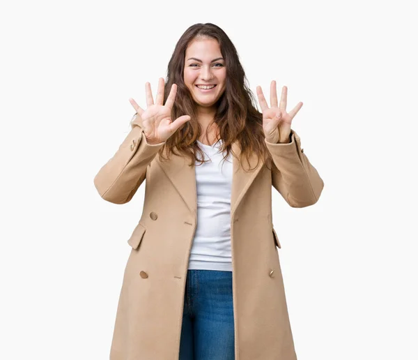 プラスのサイズ分離の背景表示と上向きに冬のコートを身に着けている若い女性の美しい指でナンバー ナイン自信を持って 幸せな笑みを浮かべて — ストック写真