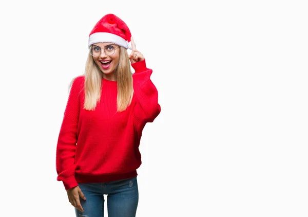 Молода Красива Блондинка Носить Різдвяний Капелюх Над Ізольованим Тлом Вказуючи — стокове фото