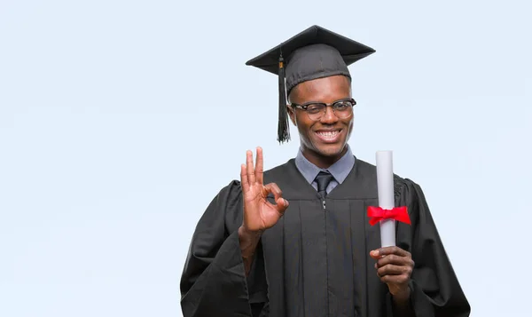 Jeune Diplômé Afro Américain Détenant Diplôme Sur Fond Isolé Faire — Photo