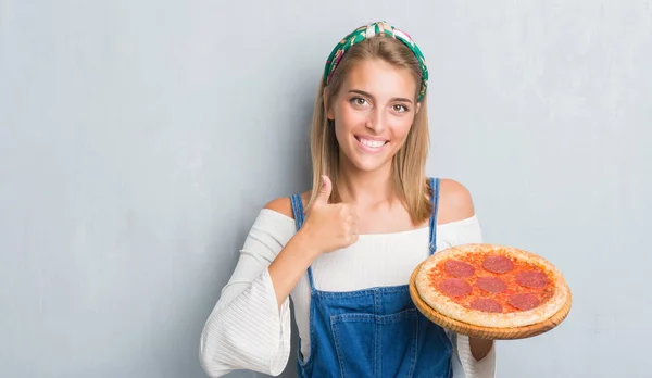 Mulher Bonita Sobre Grunge Parede Cinza Comer Pizza Pepperoni Feliz — Fotografia de Stock