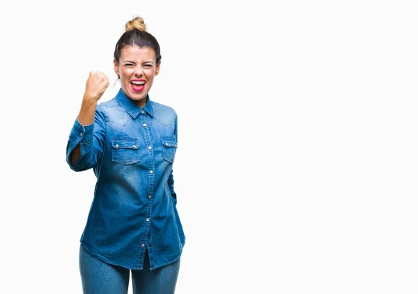 Joven Mujer Hermosa Sobre Fondo Aislado Enojado Loco Levantando Puño —  Fotos de Stock