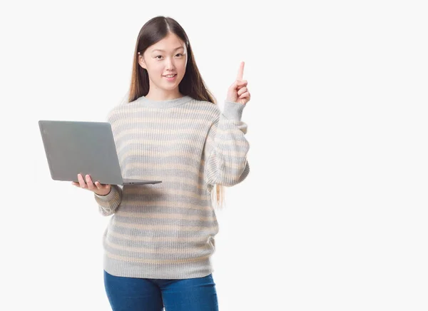 Joven Mujer China Sobre Fondo Aislado Utilizando Ordenador Portátil Sorprendido —  Fotos de Stock