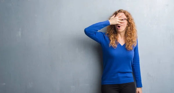 Junge Rothaarige Frau Über Graue Grunge Wand Die Schockiert Gesicht — Stockfoto