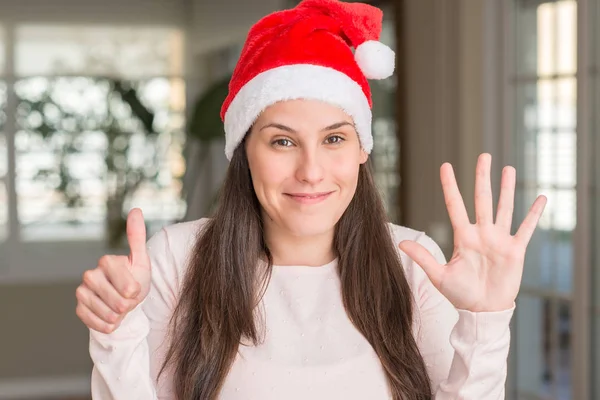 Krásná Mladá Žena Nosí Santa Claus Klobouk Doma Ukazující Směřující — Stock fotografie