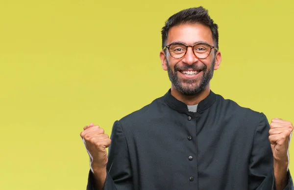 Hombre Sacerdote Católico Hispano Adulto Sobre Fondo Aislado Celebrando Sorprendido —  Fotos de Stock