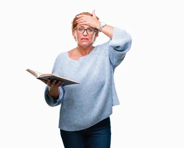 Senior Kaukasische Frau Beim Lesen Eines Buches Über Isolierten Hintergrund — Stockfoto