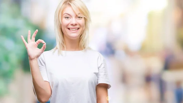 Joven Hermosa Mujer Rubia Con Camiseta Blanca Sobre Fondo Aislado — Foto de Stock