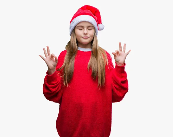 年轻美丽的女孩戴着圣诞节帽子在孤立的背景放松和微笑与眼睛关闭做冥想手势与手指 瑜伽概念 — 图库照片