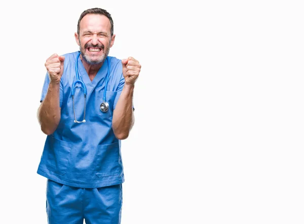 Mezza Età Hoary Anziano Medico Uomo Indossa Uniforme Medica Sfondo — Foto Stock