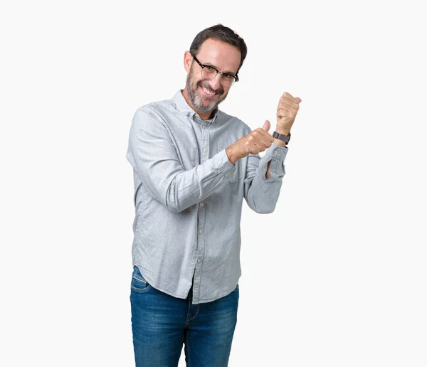 ハンサムな中年エレガントな年配の男性でメガネをかけて背景を分離した自信の笑みを浮かべて手と親指 裏側を指す — ストック写真