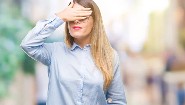 Joven Mujer Negocios Hermosa Con Gafas Sobre Fondo Aislado Sonriendo —  Fotos de Stock