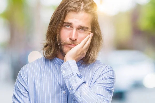 Giovane Bell Uomo Con Capelli Lunghi Sfondo Isolato Pensando Cercando — Foto Stock