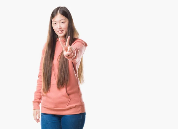 Mujer China Joven Sobre Fondo Aislado Usando Sudadera Deportiva Sonriendo —  Fotos de Stock