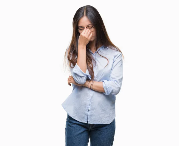 Joven Mujer Negocios Asiática Usando Gafas Sobre Fondo Aislado Cansado — Foto de Stock