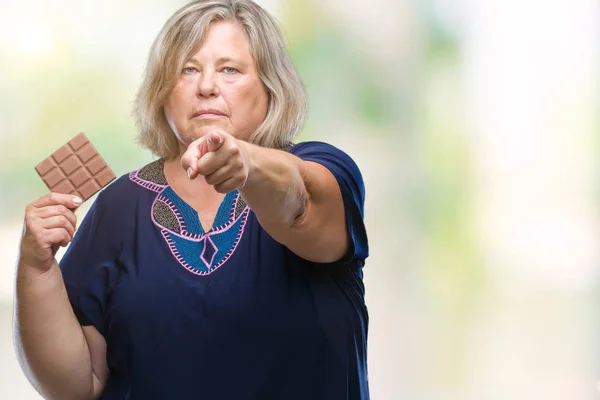 Senior Más Tamaño Mujer Caucásica Comiendo Barra Chocolate Sobre Fondo —  Fotos de Stock