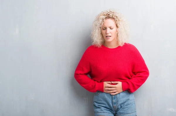 Jonge Blonde Vrouw Met Krullend Haar Grunge Grijze Achtergrond Met — Stockfoto