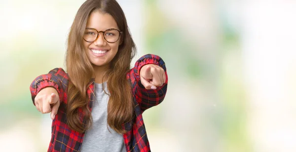 Junge Schöne Brünette Frau Trägt Jacke Und Brille Über Isoliertem — Stockfoto