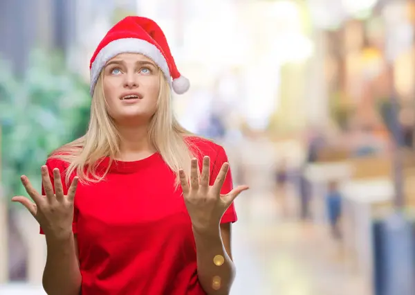 Üzerinde Noel Şapka Giyen Genç Beyaz Kadın Arka Plan Deli — Stok fotoğraf