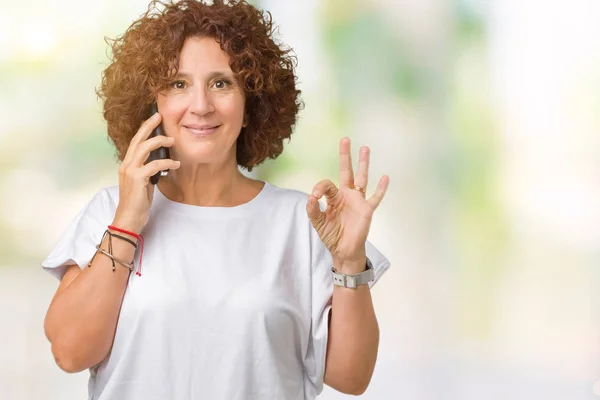 Środkowy Ager Starszy Kobieta Rozmawia Smartphone Białym Tle Robi Znak — Zdjęcie stockowe