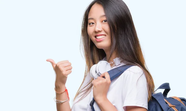 Jovem Mulher Asiática Vestindo Mochila Fones Ouvido Sobre Fundo Isolado — Fotografia de Stock